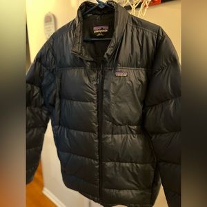 Navy blue, extra large Patagonia, puff jacket Three pockets outside of jacket .